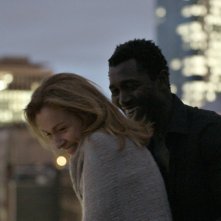 Stefania Rocca con Isaka Sawadogo nel film The Invader