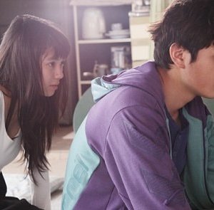 i protagonisti Shôta Sometani e Fumi Nikaido in una scena di Himizu di Sion Sono