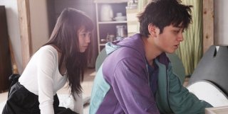 i protagonisti Shôta Sometani e Fumi Nikaido in una scena di Himizu di Sion Sono