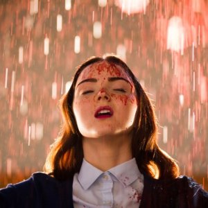 Lily Cole in una scena dell'horror femmibile The Moth Diaries