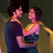 90210: Michael Steger e Jessica Stroup nell'episodio Up In Smoke