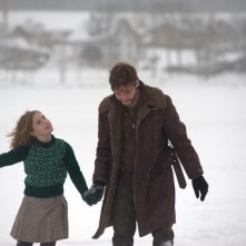 Claudia Vega e Daniel Brühl in una scena del film Eva