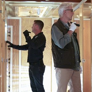 CSI: George Eads e Ted Danson in una scena dell'episodio 73 Seconds