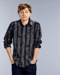Due uomini e mezzo: Angus T. Jones è Jake Harper  nella stagione 9