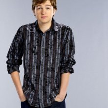 Due uomini e mezzo: Angus T. Jones è Jake Harper  nella stagione 9