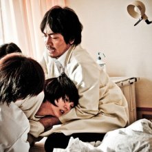 Hikari Mitsushima (al centro) nel film Tormented (2011)