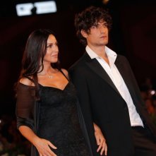 Monica Bellucci sul red carpet per Un Ete Brulant a Venezia 2011, con Louis Garrel