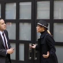 Prime Suspect: Kirk Acevedo e Maria Bello in una scena del pilot della serie