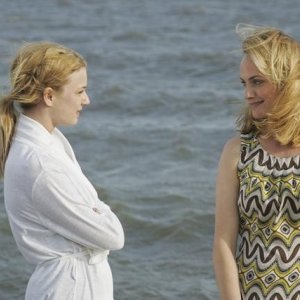 Revenge: Emily VanCamp e Amber Valletta nel pilot della serie
