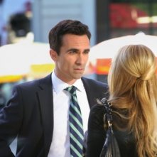 Ringer: Sarah Michelle Gellar, di spalle, con Nestor Carbonell nell'episodio If You Ever Want a French Lesson