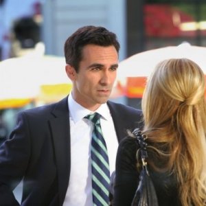 Ringer: Sarah Michelle Gellar, di spalle, con Nestor Carbonell nell'episodio If You Ever Want a French Lesson