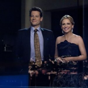 Ringer: Sarah Michelle Gellar e Ioan Gruffudd nell'episodio If You Ever Want a French Lesson