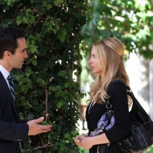 Ringer: Sarah Michelle Gellar e Nestor Carbonell nell'episodio If You Ever Want a French Lesson