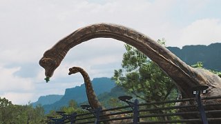 Terra Nova: due dinosauri in una scena del pilot della serie