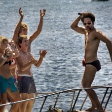 Terraferma: Beppe Fiorello con Filippo Pucillo (tra i ragazzi) in una scena