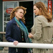 The Secret Circle: Ashley Crow e Natasha Henstridge nel pilot della serie