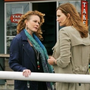 The Secret Circle: Ashley Crow e Natasha Henstridge nel pilot della serie