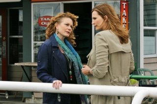 The Secret Circle: Ashley Crow e Natasha Henstridge nel pilot della serie