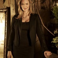 The Secret Circle: Natasha Henstridge è Dawn in una foto promozionale della serie