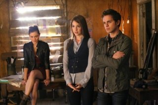 The Secret Circle: Phoebe Tonkin, Shelley Hennig e Thomas Dekker nel pilot della serie