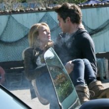 The Secret Circle: Thomas Dekker e Brittany Robertson in un momento del pilot della serie