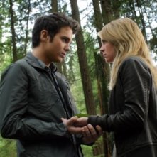 The Secret Circle: Thomas Dekker e Brittany Robertson in una scena del pilot della serie