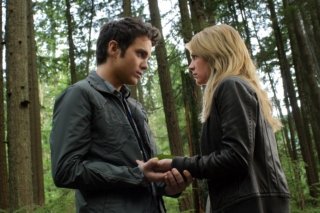 The Secret Circle: Thomas Dekker e Brittany Robertson in una scena del pilot della serie