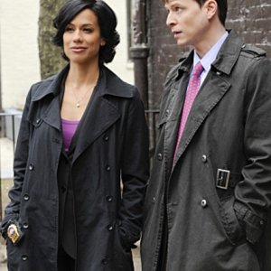 Unforgettable: Daya Vaidya e Kevin Rankin nel pilot della serie