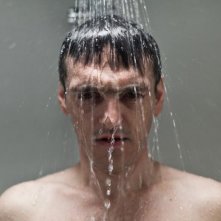 L'ultimo terrestre: Gabriele Spinelli sotto la doccia