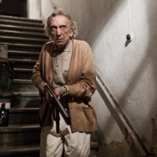 L'ultimo terrestre: Roberto Herlitzka imbraccia il fucile in una scena