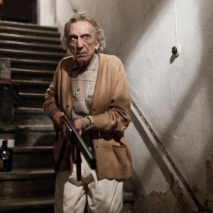 L'ultimo terrestre: Roberto Herlitzka imbraccia il fucile in una scena