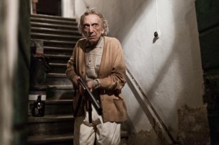 L'ultimo terrestre: Roberto Herlitzka imbraccia il fucile in una scena
