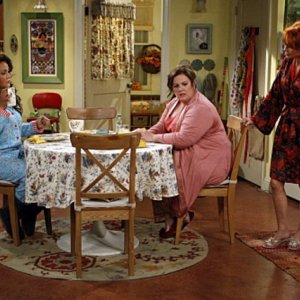 Mike & Molly: Swoosie Kurtz, Melissa McCarthy e Katy Mixon nell'episodio Goin' Fishin'