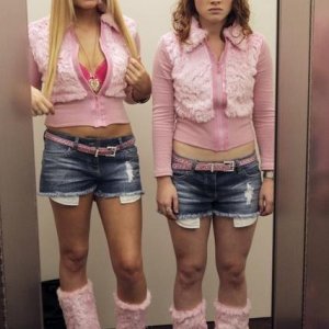 Suburgatory: Carly Chaikin e Jane Levy in una scena del pilot della serie