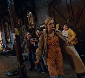 Elle Fanning (al centro) nel film Super 8