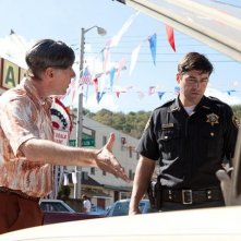 Kyle Chandler nel film Super 8 con Dan Castellaneta