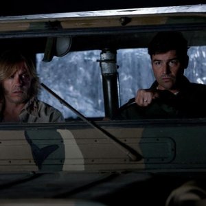 Kyle Chandler nel film Super 8 con Ron Eldard
