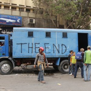 'La Fine' - un'immagine emblematica nel film Tahrir 2011