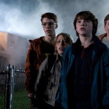 Super 8: Gabriel Bosso, Ryan Lee, Joel Courtney e Riley Griffiths in una scena