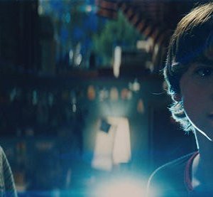 Super 8: Joel Courtney in una sequenza del film