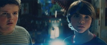 Super 8: Joel Courtney in una sequenza del film