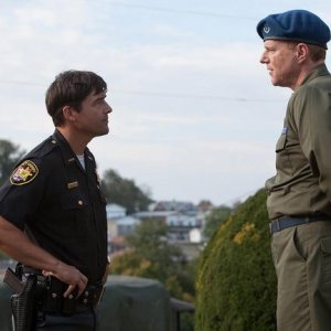 Super 8: Kyle Chandler e Noah Emmerich in una scena
