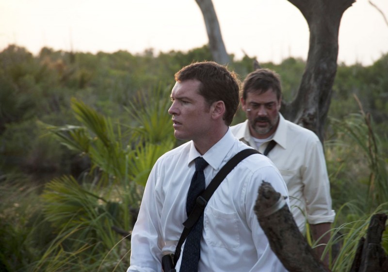 Texas Killing Fields: Sam Worthington con Jeffrey Dean Morgan in una scena del film