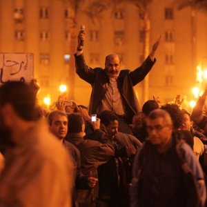 UN gruppo di manifestanti nel film Tahrir 2011