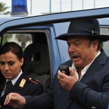 Il Commissario Zagaria, alias Lino Banfi, in azione insieme alla collega interpretata da Isabelle Adriani