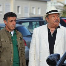 Il Commissario Zagaria e il suo fedele assistente De Simone in una scena d'azione