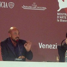 Venezia 2011: Emanuele Crialese, autore di Terraferma, accanto ad Aronofsky durante la conferenza stampa post-premiazione