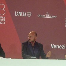 Venezia 2011: Emanuele Crialese, regista di Terraferma, accanto ad Aronofsky durante la conferenza stampa post-premiazione