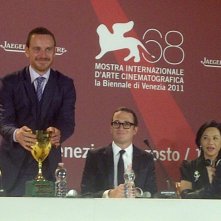 Venezia 2011: Michael Fassbender con la Coppa Volpi accanto a Darren Aronofski durante la conferenza stampa dei vincitori