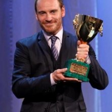 Venezia 2011: Michael Fassbender con la Coppa Volpi vinta per Shame